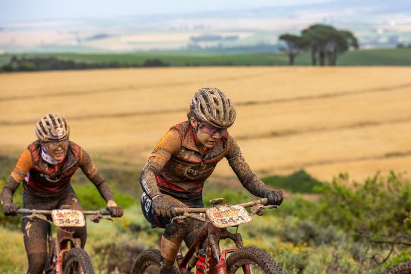 Cape Epic 2021 - 6. etapa - Sina Frei a Laura Stigger