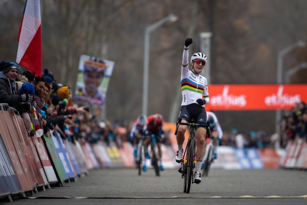 Lucinda Brand vítězí