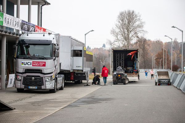 SP CX Tábor '21 čt+pá - kamiony vybalují své poklady