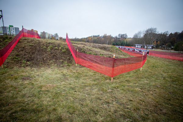 SP CX Tábor '21 čt+pá - lavice, kde se to po startu bude hodně štosovat