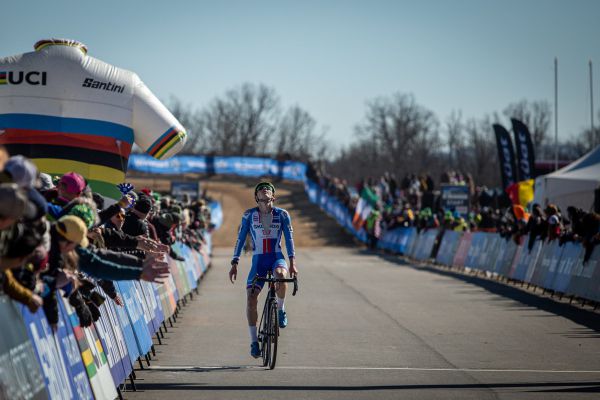 Fayetteville 2022 - sobota - Matyáš Fiala zdraví nahoru