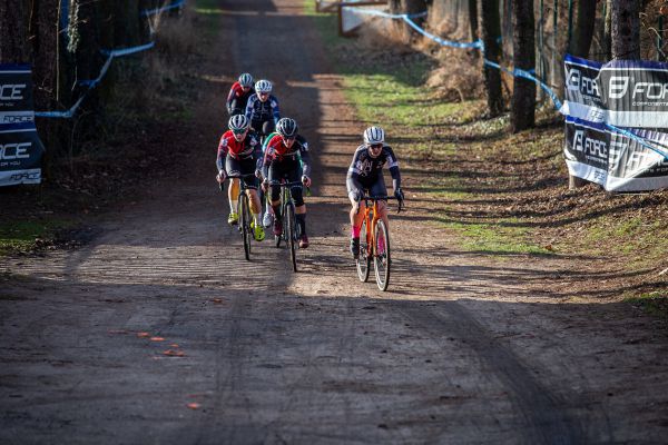 MČR v cyklokrosu 2022 - Nikola Bajgerová diktovala v 1. kole tempo