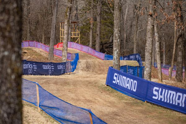 Fayetteville 2022 - den 1. - okruh se lesem dostane do nejnižšího místa