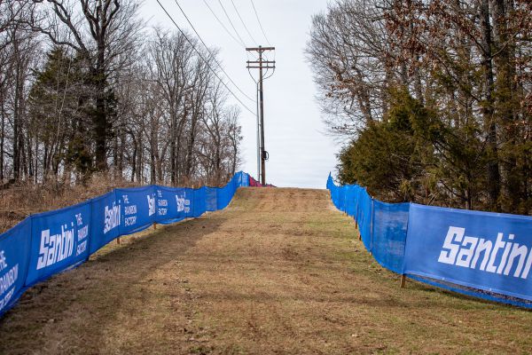 Fayetteville 2022 - den 1. - zakončené prudkým úsekem, který bude hodně bolet