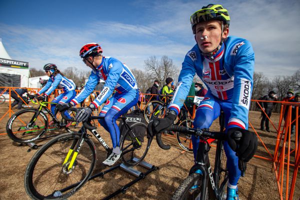 Fayetteville 2022 - štafety - Matyáš Fiala se připravuje na první úsek