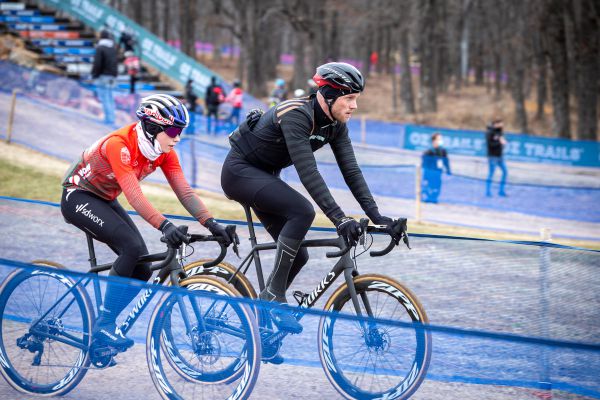 Fayetteville 2022 - den 2. - Lars a Kata Blanka v nové Red Bull helmě