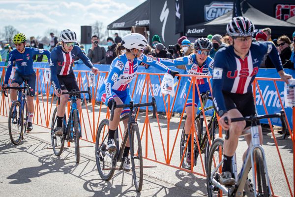 Fayetteville 2022 - štafety - Katka věděla, že z 1. místa pojede se samými kluky...