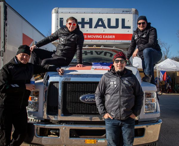 Fayetteville 2022 - sobota - češti mechanici se svým 10válcovým pomocníkem