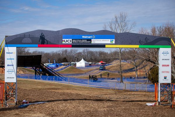 Fayetteville 2022 - den 1. - slavobrána pro fanoušky