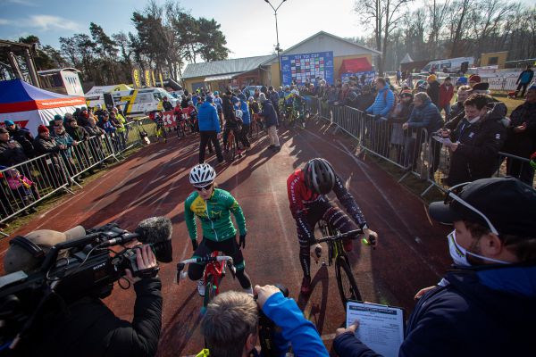 MČR v cyklokrosu 2022 - Pavla Havlíková s Kristýnou Zemanovou jako první na startu