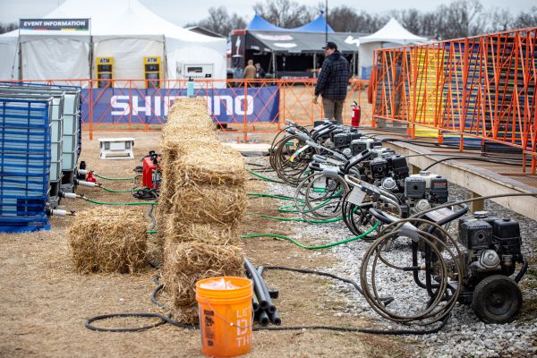 Fayetteville 2022 - den 2. - hlučné zázemí depa