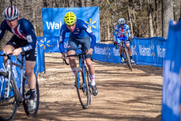 Fayetteville 2022 - štafety - držet se jich nedalo