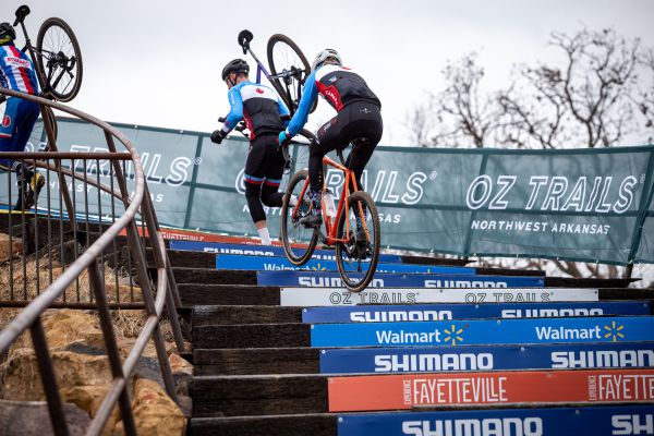 Fayetteville 2022 - den 2. - tenhle týpek si to vyskákal. Celý!