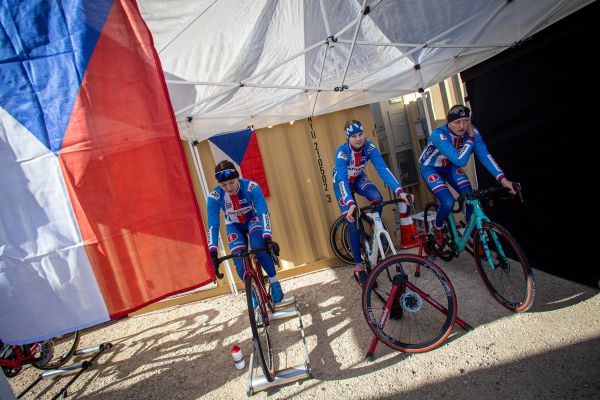 Fayetteville 2022 - sobota - Julia, Vanda a Katka