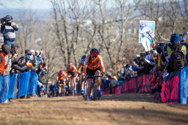 Fayetteville 2022 - sobota - Lucinda Brand režírovala závod