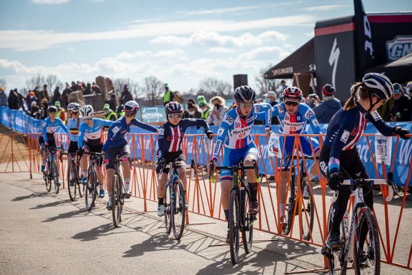 Fayetteville 2022 - štafety - Bory na prvním místě předává Kristýně