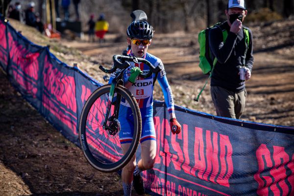 Fayetteville 2022 - neděle - Ondřej Novotný musel pak absolvovat první půlku okruhu po svých