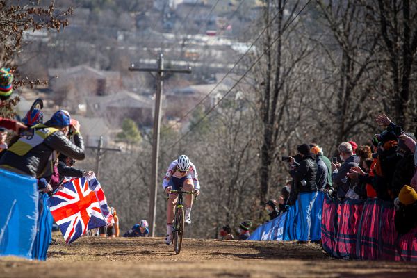 Fayetteville 2022 - sobota - Zoe Backstedt za to vzala hned v prvním kopci