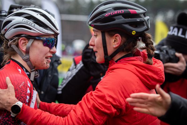 MČR v cyklokrosu 2022 - radost Brilon Racing týmu - mají zlato a stříbro