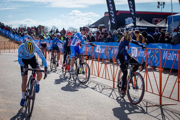 Fayetteville 2022 - štafety - Soete zajel okruh pod 7 minut