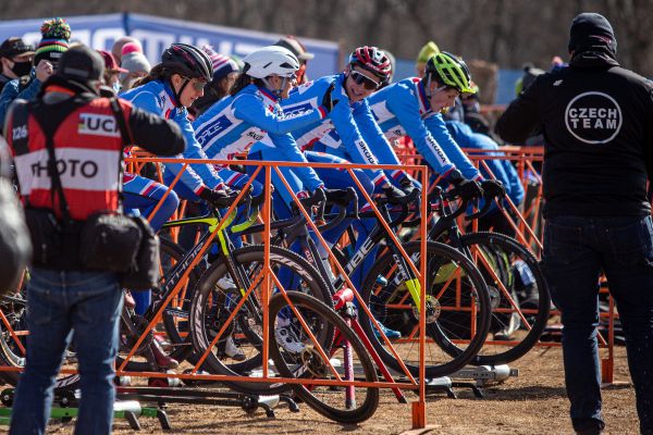 Fayetteville 2022 - štafety - dobrá nálada na startu