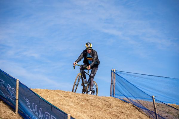 Fayetteville 2022 - den 1. - prvních několik odvážlivců vyrazilo na okruh