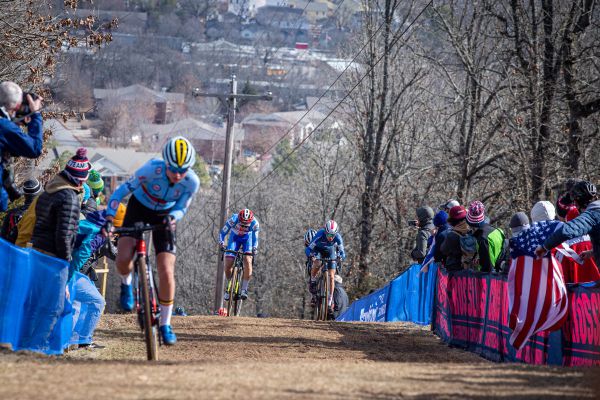 Fayetteville 2022 - štafety - Michael Boroš jel také skvěle, jen se zaseklým řetězem