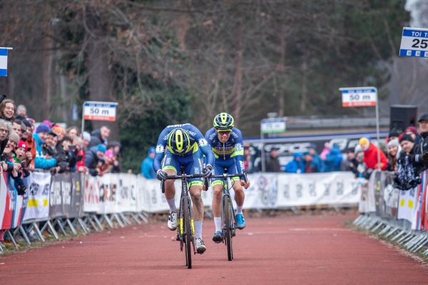 MČR v cyklokrosu 2022 - Jakub Ťoupalík prohrál závod, který od 1. kola vedl 100 m před cílem