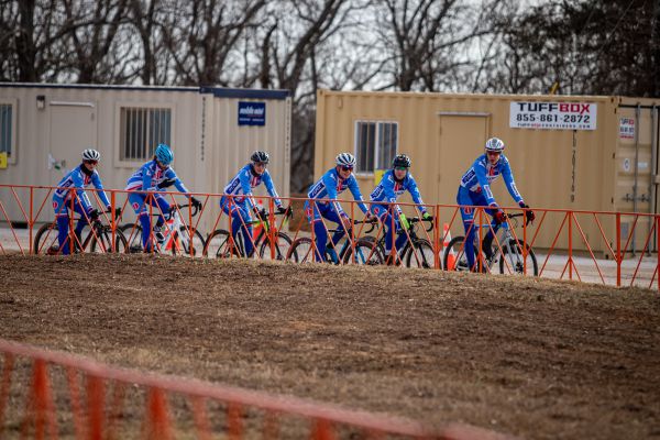 Fayetteville 2022 - den 1. - okruh si přijela obhlédnout i česká skupinka