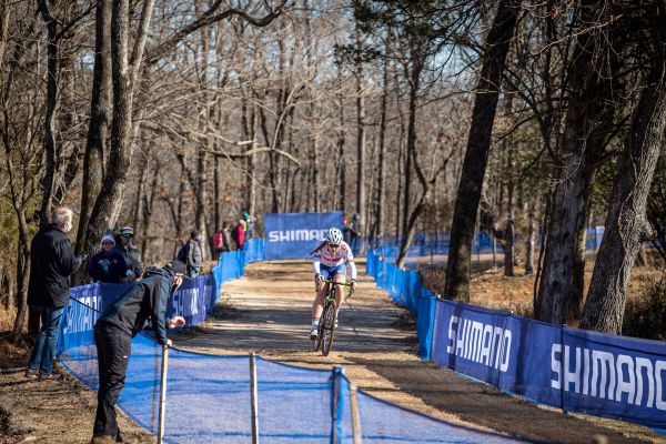 Fayetteville 2022 - sobota - Zoe Backstedt si jela svůj závod