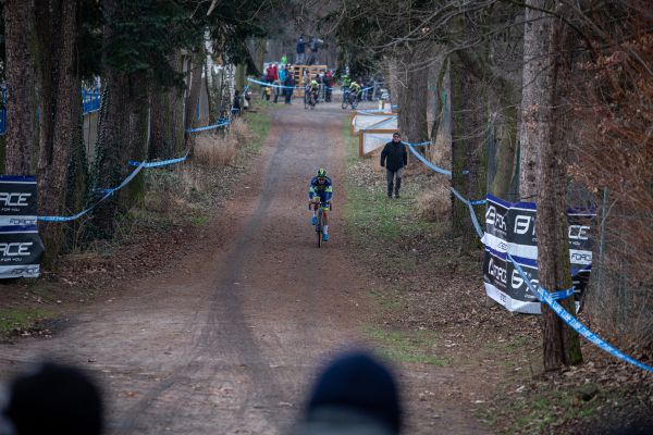 MČR v cyklokrosu 2022 - Jakub Ťoupalík na nic nečekal a hned v 1. kole měl náskok