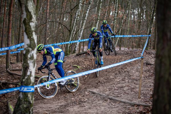 MČR 2022 - Kolín trénink - trojice Elkov Kasper testuje okruh