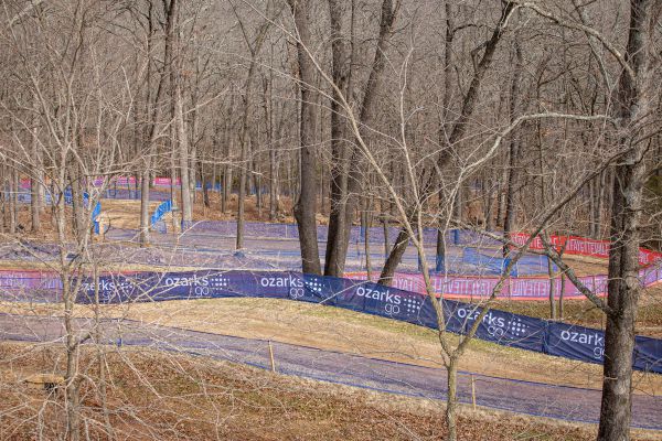 Fayetteville 2022 - den 1. - třetina trati je schovaná v lese