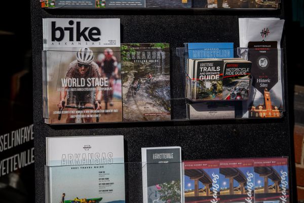 Fayetteville 2022 - den 1. - že je Fayetteville cyklistické město je vidět i na turistických letácích