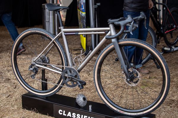 MS Fayetteville 2022 - titanový gravel Classified z Bostonu