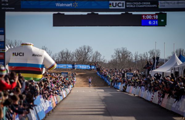 Fayetteville 2022 - neděle - Tom Pidcock se mohl radovat celou cílovou rovinku