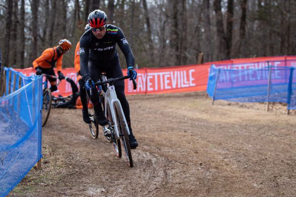 MS Fayetteville 2022 - Sven Nys si okruh užíval - vzadu padá Lucinda Brand