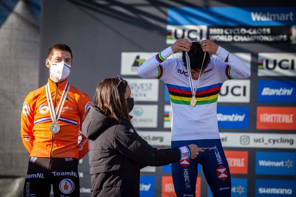 Fayetteville 2022 - neděle - ceny předávala viceprezidentka UCI Kateřina Nash