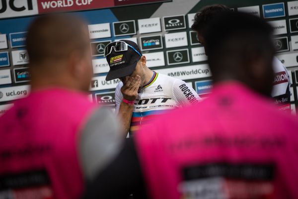 dojatý Nino Schurter