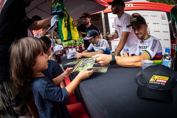 Fronta na autogram Nino Schurtera měla snad 200 metrů