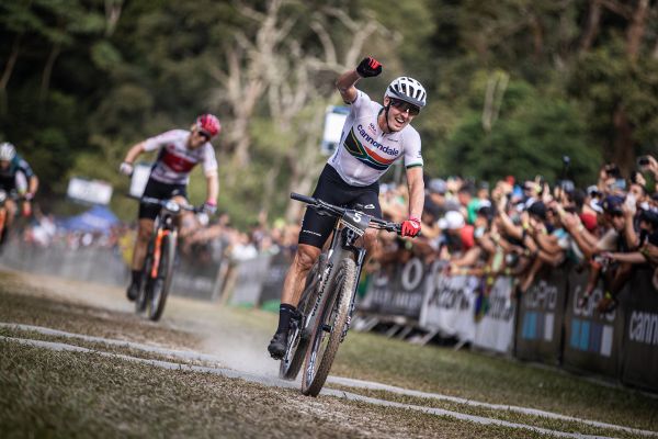 překvapivý triumf Alana Hatherlyho v shorttracku