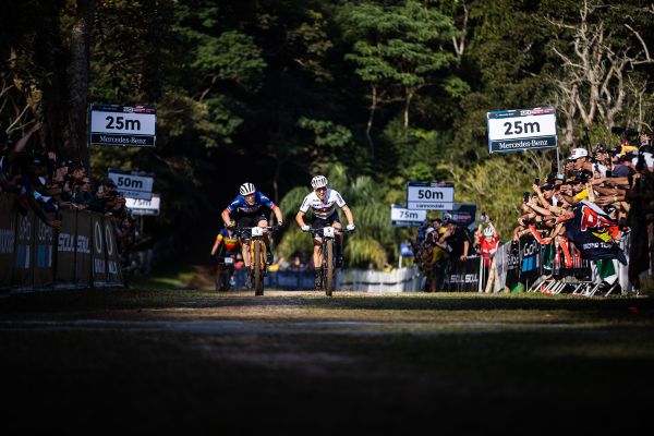 strhující sprint mezi Maxime Marottem a Nino Schurterem