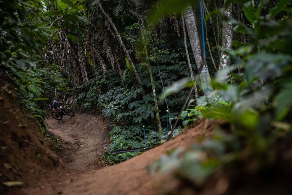 Kate Courtney na superflow skrz prales