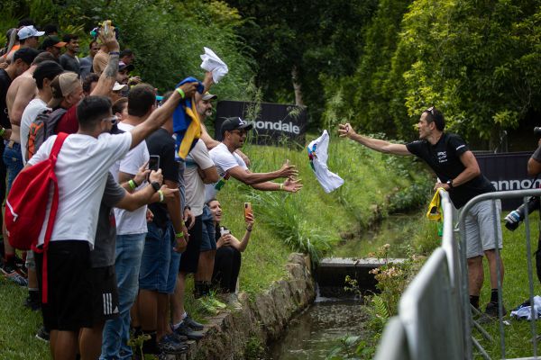 Julien Absalon rozdává podpisy přes potok