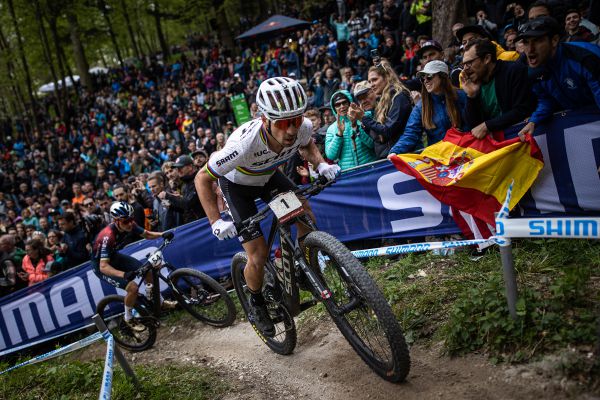 Nino Schurter a Tom Pidcock