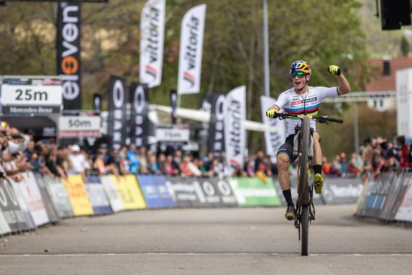 Martin Vidaurre Kossmann vyhrává závod do 23 let