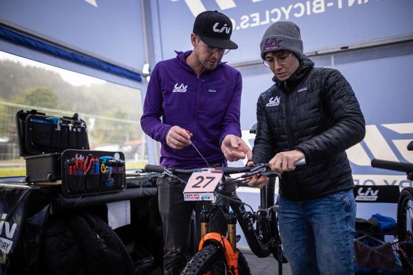 Linda Indergand ladí detaily