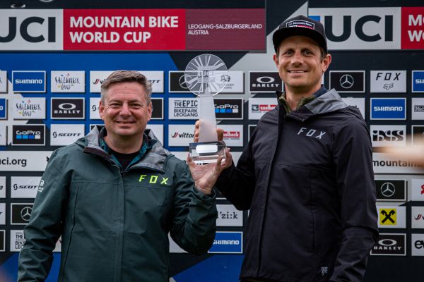 SP - Leogang 2022 - XCC - Oranizátoři v Leogangu převzali cenu za nejlepší SP DHI 2021