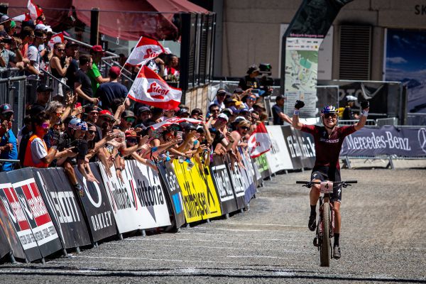 SP XCO Leogang - Laura se raduje před domácími fanoušku z bronzu