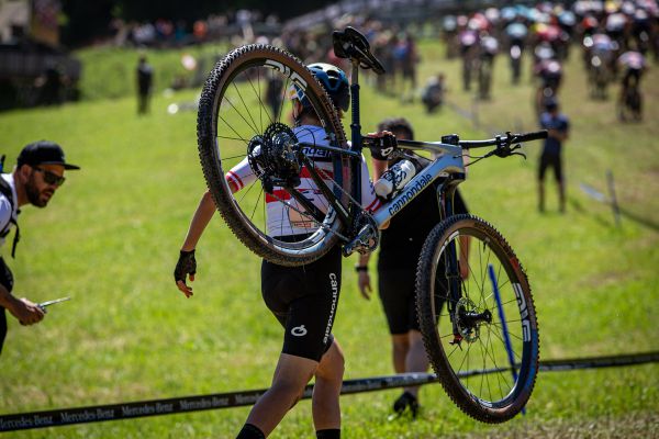 SP XCO Leogang - Mona Mitterwallner musela po startu vinou srážky běžet
